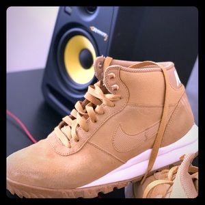 • NIKE’s • 🔥🔥 (SIZE 9)
